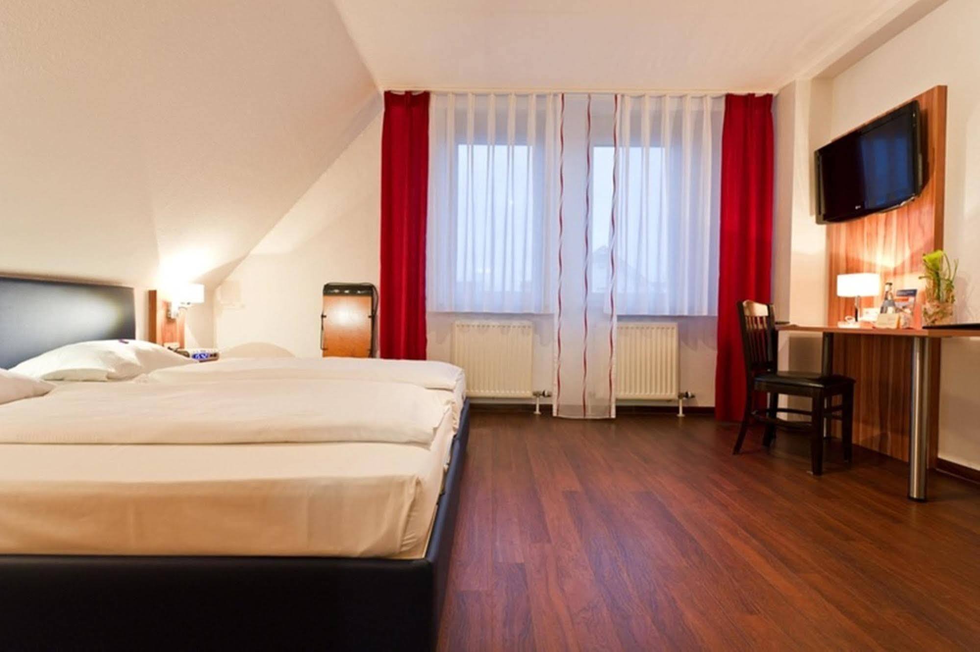 Hotel Domino Штутгарт Экстерьер фото